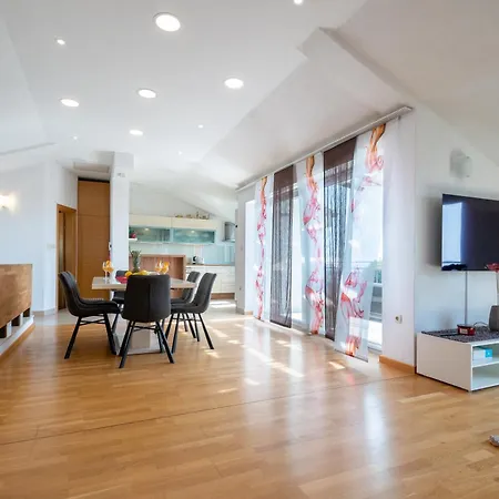 House With A Parking Space - 11744 *